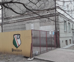 Coraz więcej symboli, napisów i obraźliwych haseł na praskich budynkach