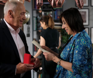 M jak miłość odc. 1900. Iwona Kryńska (Hanna Śleszyńska), Jerzy Argasiński (Karol Strasburger)