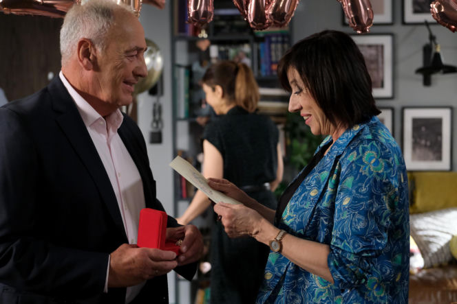 M jak miłość odc. 1900. Iwona Kryńska (Hanna Śleszyńska), Jerzy Argasiński (Karol Strasburger)