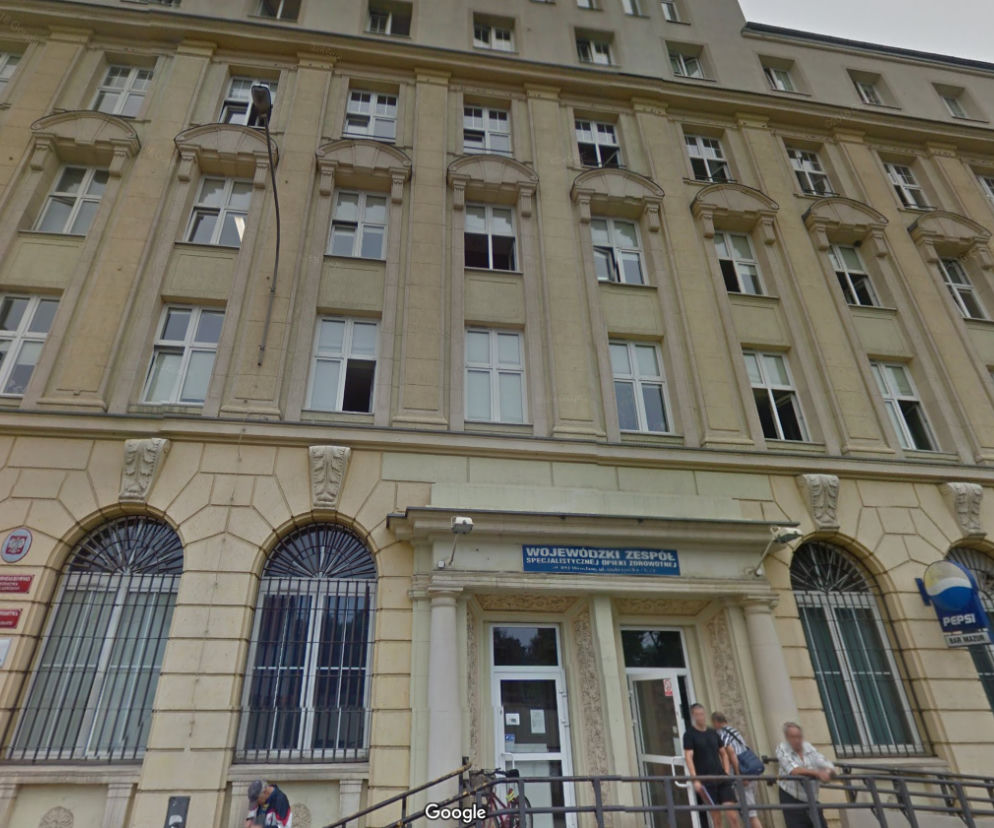 Na dachu przychodni ustawiono manekin, który przypominał człowieka
