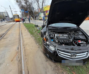 Zderzenie tramwaju z samochodem na Puławskiej, jedna osoba w szpitalu
