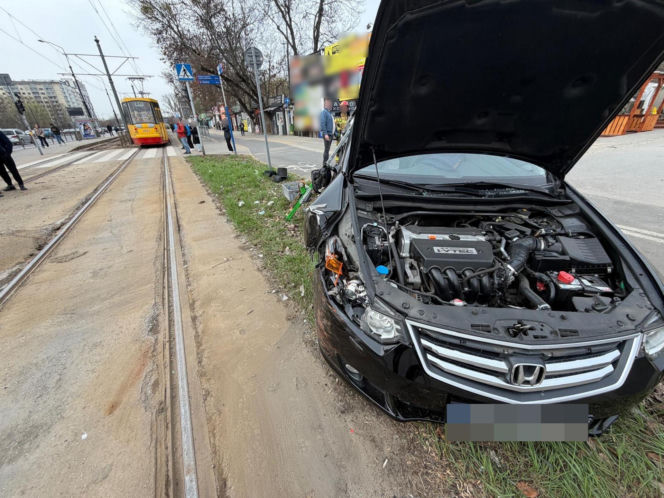 Zderzenie tramwaju z samochodem na Puławskiej, jedna osoba w szpitalu