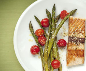 Dieta insanity: grillowany łosoś ze szparagami