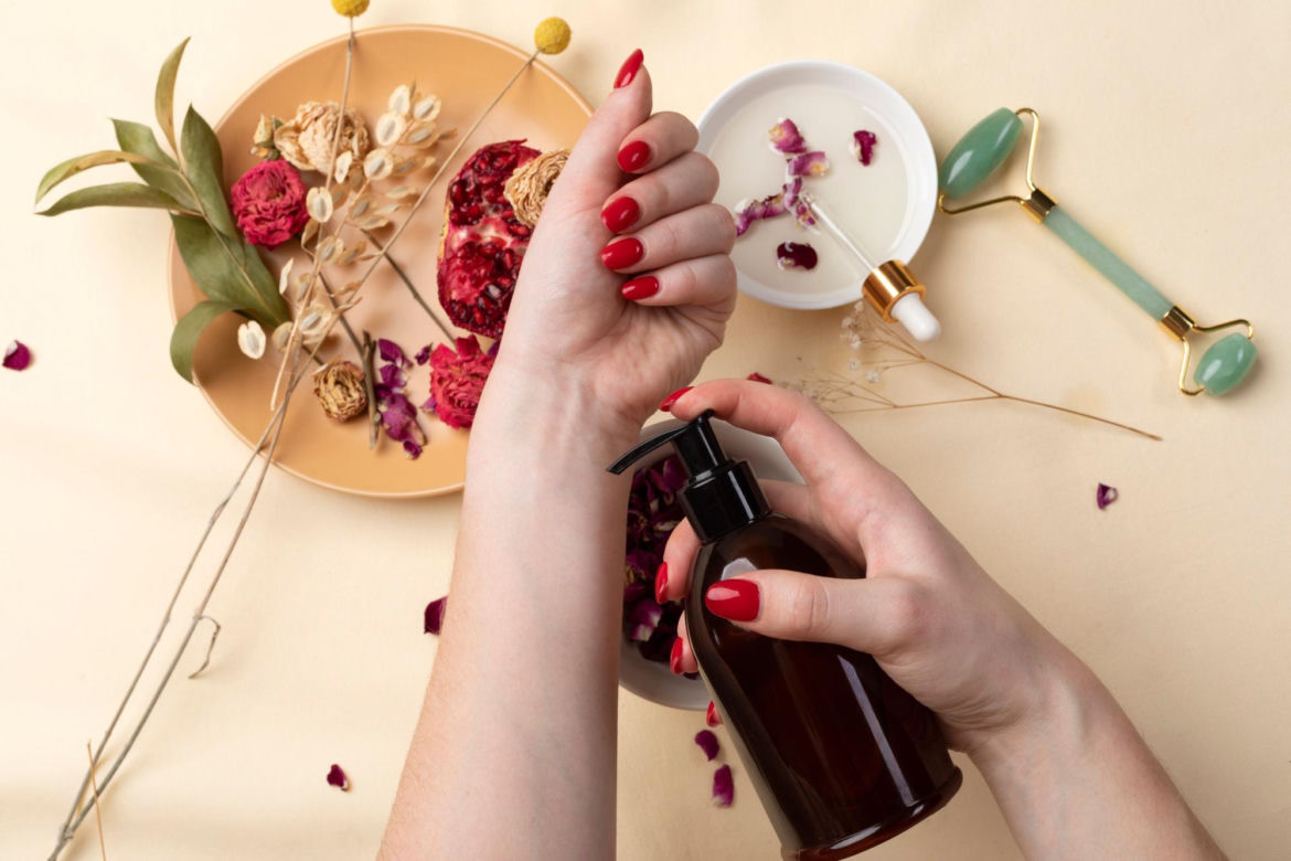 Manicure na wiosnę zachwyca prostotą. Zapomnij o mocnych kolorach i bogatych zdobieniach