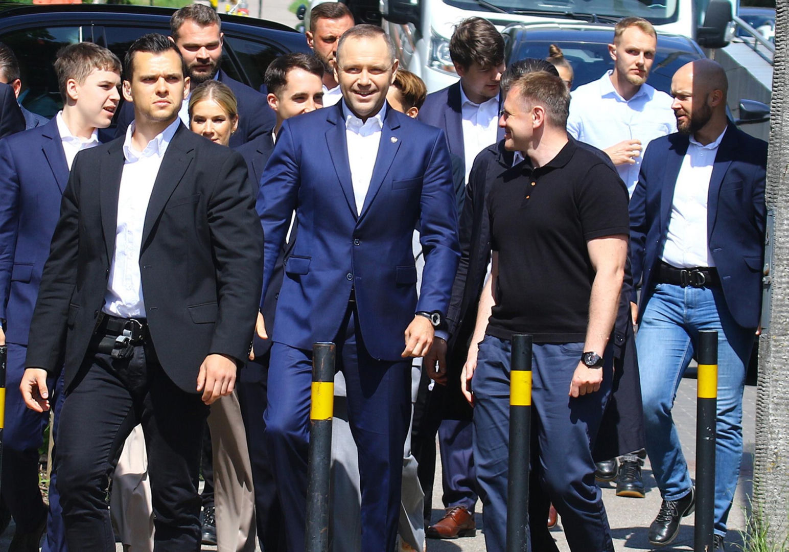 Навроччи в процессии Тела Христова. Улыбки, дружелюбные беседы и внимательная защита стандартных процедур