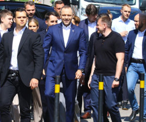 Nawroccy w procesji Bożego Ciała. Uśmiechy, serdeczne rozmowy i czujna ochrona SOP