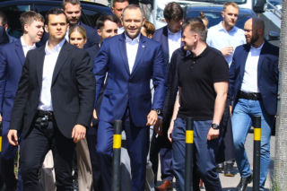 Nawroccy w procesji Bożego Ciała. Uśmiechy, serdeczne rozmowy i czujna ochrona SOP
