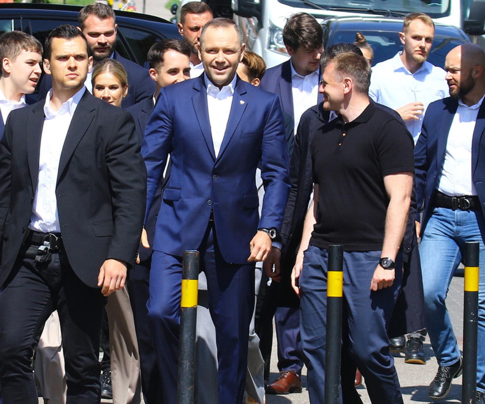 Karol Nawrocki na procesji Bożego Ciała. Prezydent z rodziną i ochroną SOP