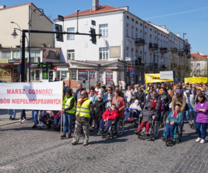 Marsz Godności Osób Niepełnosprawnych w Białymstoku. Ponad tysiąc osób przeszło ulicami miasta