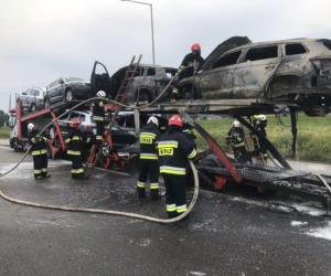 Pożar lawety z samochodami na obwodnicy Augustowa