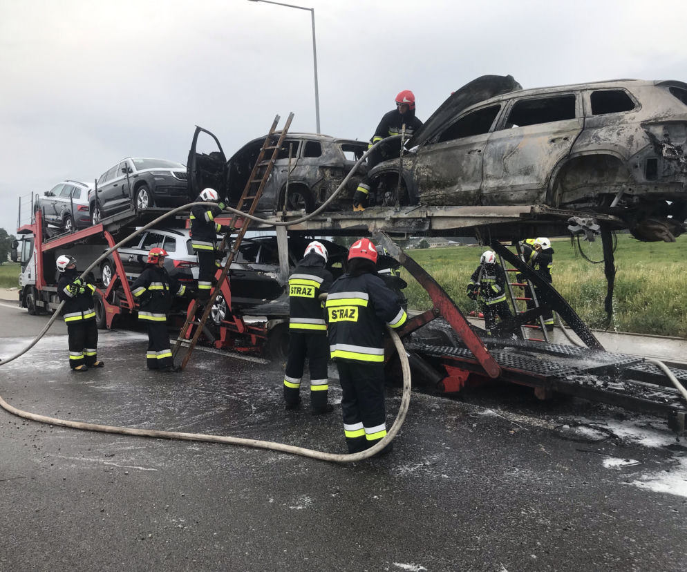 Pożar lawety z samochodami na obwodnicy Augustowa