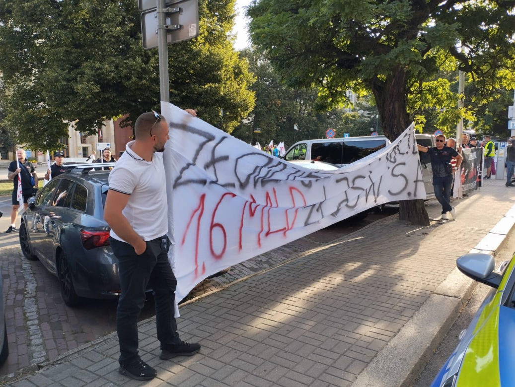 Paraliż w Katowicach. Rozpoczął się protest górników i hutników. "Stal się hartuje, a rząd ją rujnuje"