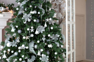 Jakie choinki będą modne? Biało-srebrna choinka może okazać się strzałem w dziesiątkę
