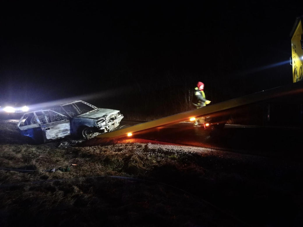 Spalone auto na drodze pod Opocznem. W środku zwęglone ciało 54-latka [ZDJĘCIA]