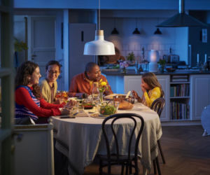 Jak posiłek to przy stole...i w łóżku? Nowy raport IKEA o gotowaniu i jedzeniu