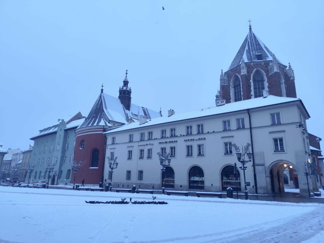 Potężny atak zimy w Krakowie! Śnieg nie odpuści, synoptycy nie mają dobrych informacji