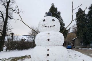 Gigantyczny bałwan ma 5 metrów wysokości! Został atrakcją Małopolski