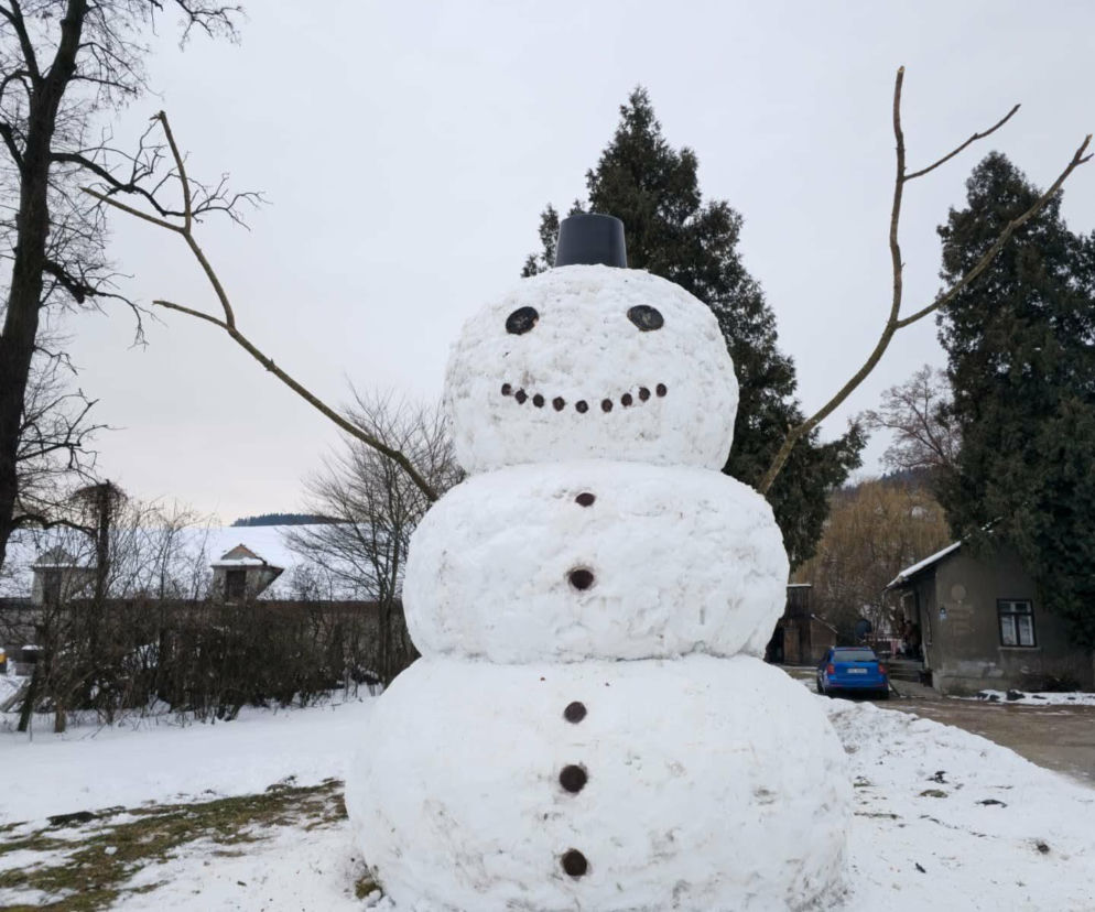 Gigantyczny bałwan jest wyższy od domu! Został atrakcją Małopolski