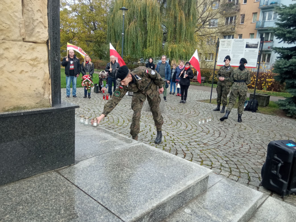 Obchody pod pomnikiem 10 pomordowanych w Grudziądzu