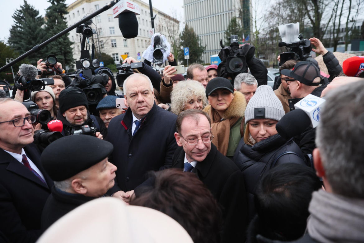 Przepychanki przed Sejmem. Wąsik i Kamiński przed zamkniętymi drzwiami 