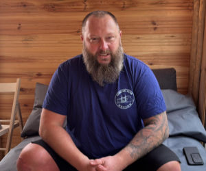 Mors z Lublina nie żegna zimy. Pod domem zbudował lodowe „sanktuarium”