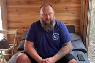 Mors z Lublina nie żegna zimy. Pod domem zbudował lodowe „sanktuarium”