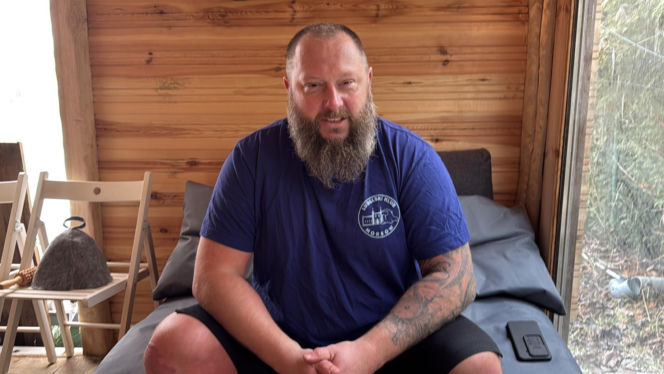 Mors z Lublina nie żegna zimy. Pod domem zbudował lodowe „sanktuarium”