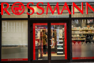 Ostatnie promocje przed świętami w Rossmann. Perfumy, kosmetyki i zestawy prezentowe 