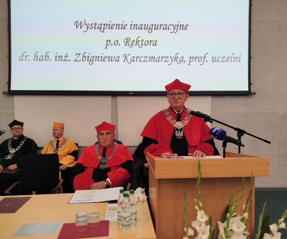 Rektor Zbigniew Karczmarzyk przemawia na inauguracji roku na Uniwersytecie w Siedlcach. O wydarzeniu pisze Eska Siedlce.