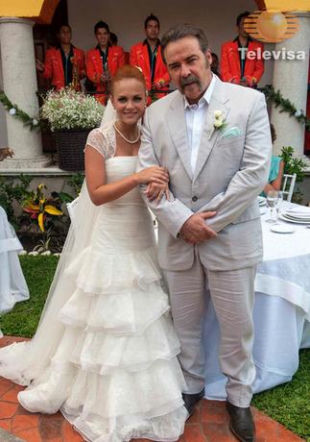 Burza. Esthercita (Laura Carmine), Fulgencio (Cesar Evora)