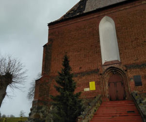 Szkody po Orkanie Eunice. Zrywało dachy, wyrywało grube drzewa, brakowało prądu