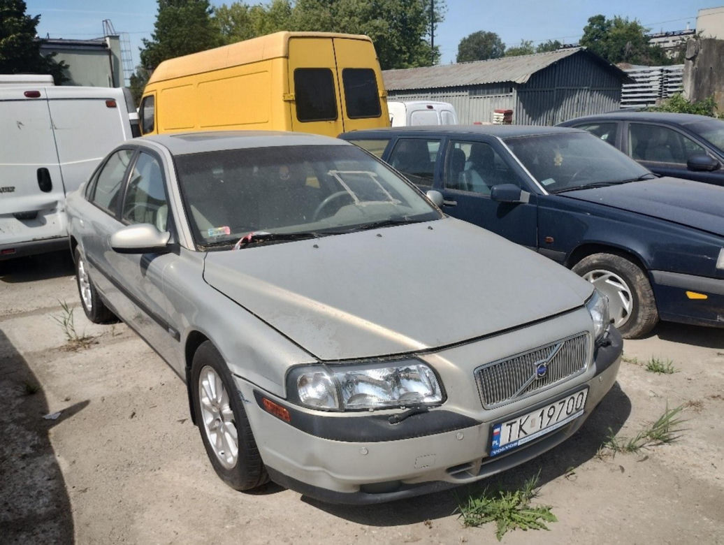 Drogowcy znów sprzedają wraki z ulicy. Wśród nich jest Chrysler w kwiatki