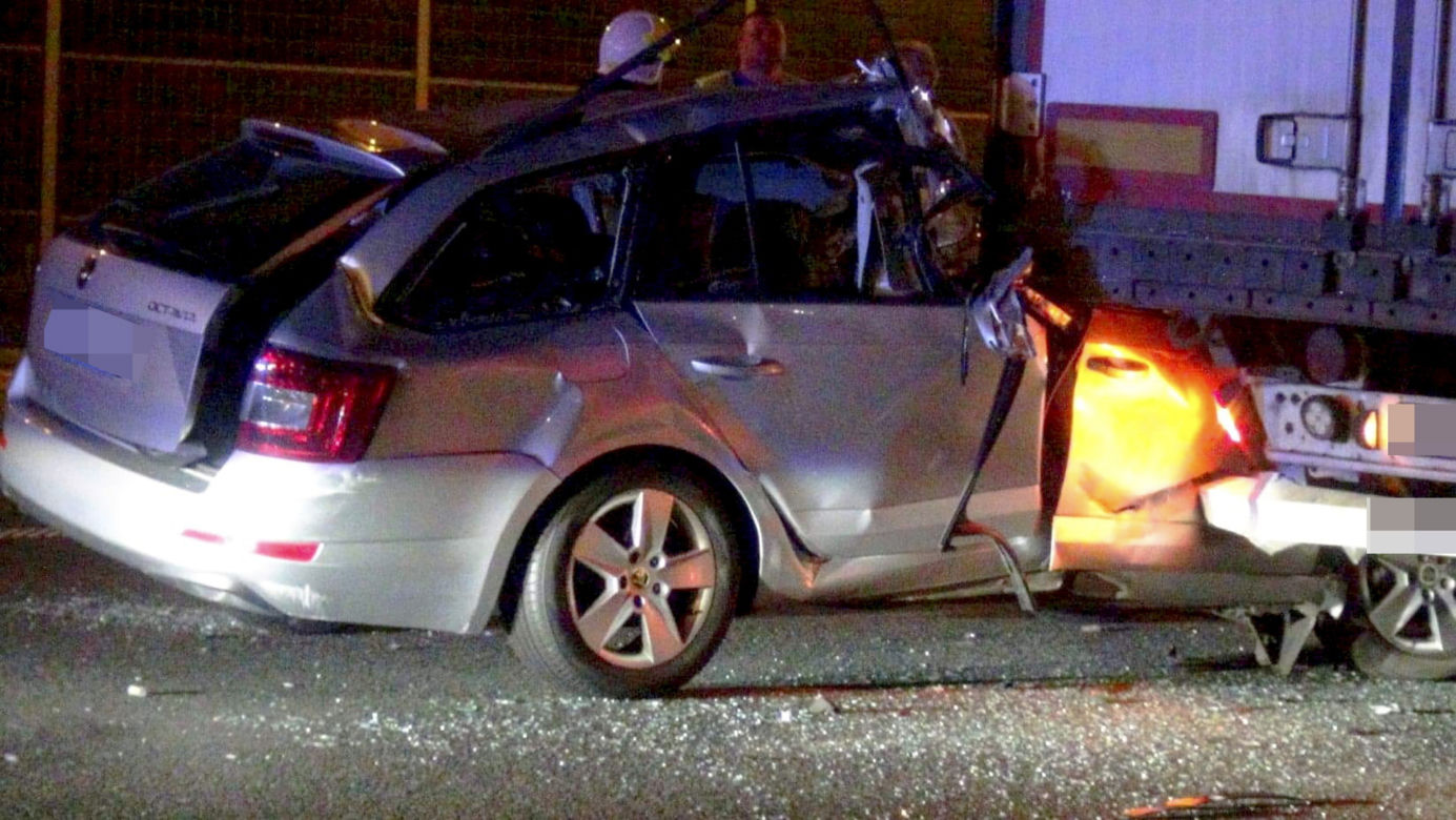 Wypadek na A2 pod Grodziskiem Mazowieckim. Skoda z rodziną z dziećmi wbiła się w tira