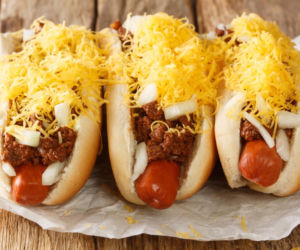 Ten przepis zmienia zwykłe hot dogi w obiad. ta wersja robi wrażenie!