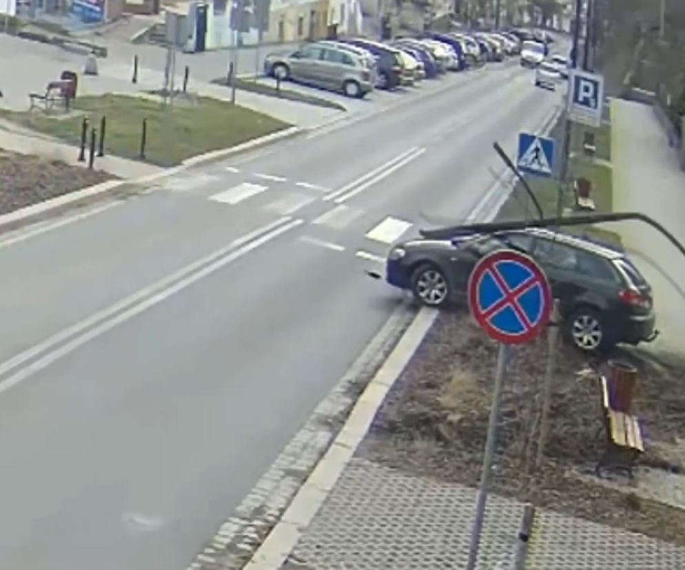 Uderzył w latarnię, która spadła obok idącej chodnikiem rodziny. Chwile grozy w Zgorzelcu