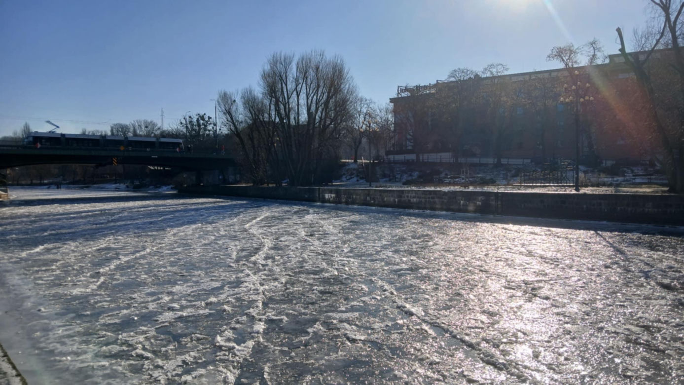 Wisła i Brda skute lodem! Zimowe piękno kusi, ale jest wyjątkowo niebezpieczne