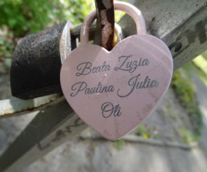 Zobaczcie kłódki miłości na mostku w Lubniewicach. 