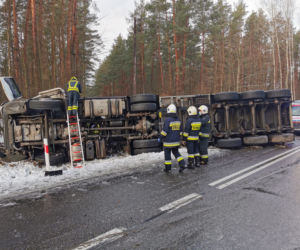 Uwaga na utrudnienia! Wypadek ciężarówki na DK 58. Ruch odbywa się wahadłowo [ZDJĘCIA]