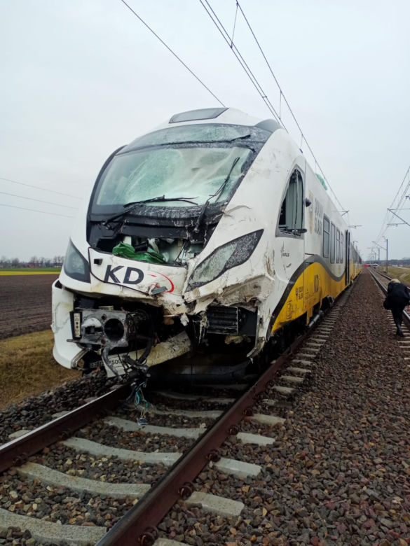 Tragiczny wypadek na przejeździe kolejowym w miejscowości Kąty. Nie żyje kierowca ciężarówki [ZDJĘCIA]