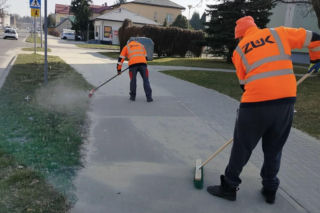 Trwa sprzątanie miasta po zimie. Pracownicy ZUK usuwają piasek