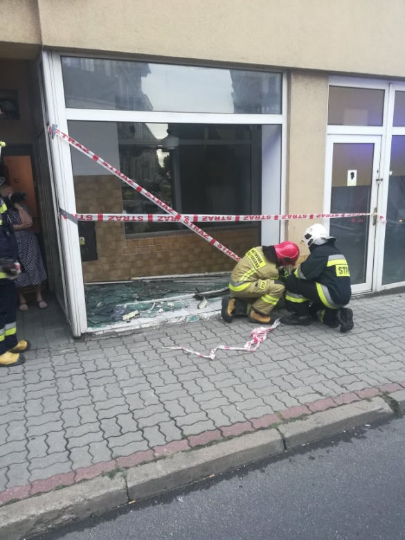Wronki: Kierowca BMW zasnął i wjechał w budynek