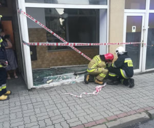 Wronki: Kierowca BMW zasnął i wjechał w budynek