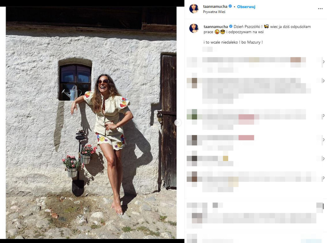 Anna Mucha wypina pośladki przed kościołem