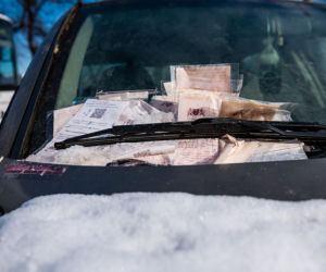 161 mandatów za parkowanie o wartości 32 tysięcy złotych! Auto od 1.5 roku stoi przy ul. 3 Maja w Gdańsku