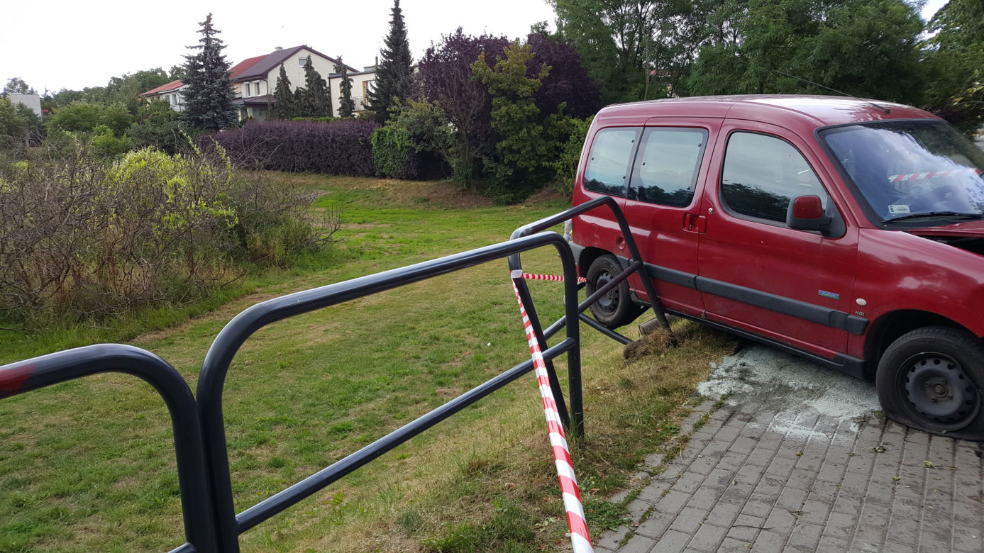 O krok od tragedii na ul. Kolbego! Auto przeleciało przez barierki!