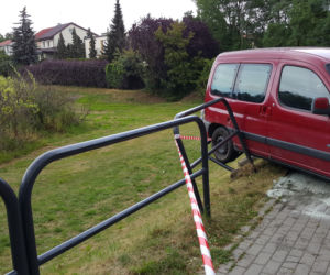 O krok od tragedii na ul. Kolbego! Auto przeleciało przez barierki!