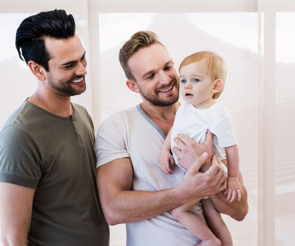 homoseksualizm homoseksualiści geje adopcja dziecko chłopiec chłopczyk para homoseksualistów