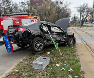 Tramwaj zderzył się z osobówką i sparaliżował ruch. Jedna osoba ranna 