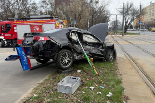 Tramwaj zderzył się z osobówką i sparaliżował ruch. Jedna osoba ranna 