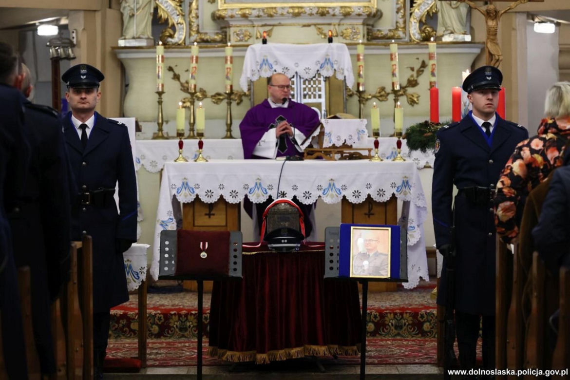 „Niebo płakało, a my razem z nim”. Strumienie deszczu i łez na pogrzebach Daniela i Ireneusza